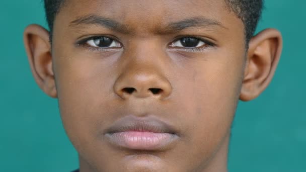 53 zwarte kinderen portret triest kind gezicht depressief expressie - Video