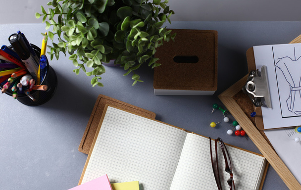 Mesa de oficina con bloc de notas en blanco y portátil
  - Foto, Imagen
