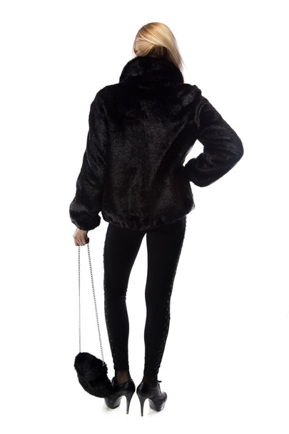 Φωτογραφία της γυναίκας με τσάντα γούνας, από πίσω  - Φωτογραφία, εικόνα