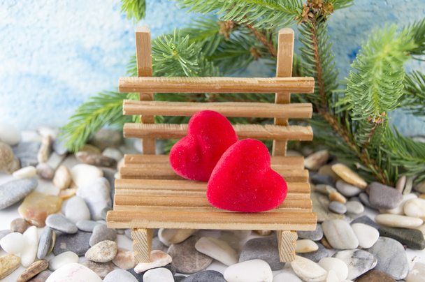 Deux cœurs sur un banc en bois miniature
 - Photo, image