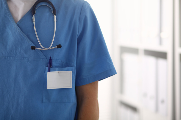 Ritratto ravvicinato di un medico con cartella contenente lo stetoscopio
 - Foto, immagini