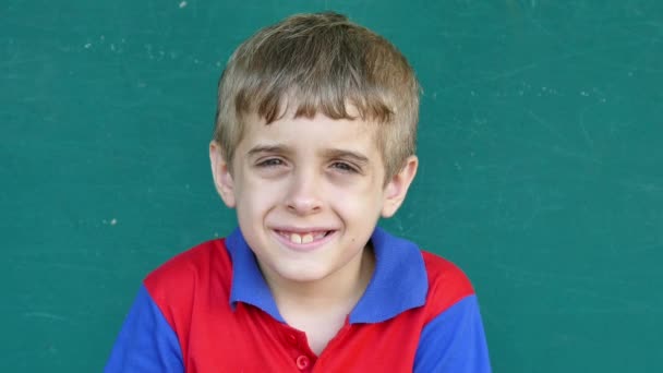 58 biały dzieci portret szczęśliwy młody chłopak uśmiecha się do kamery - Materiał filmowy, wideo