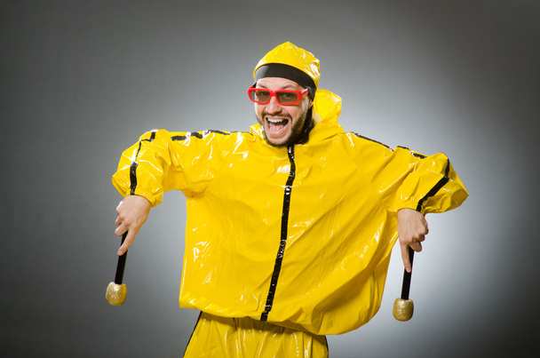 Mies yllään keltainen puku mikki
 - Valokuva, kuva