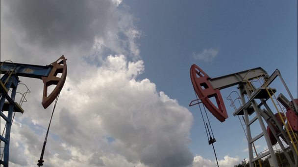 オイルポンプ。石油産業機器。嵐の雲。移動カメラ - 映像、動画