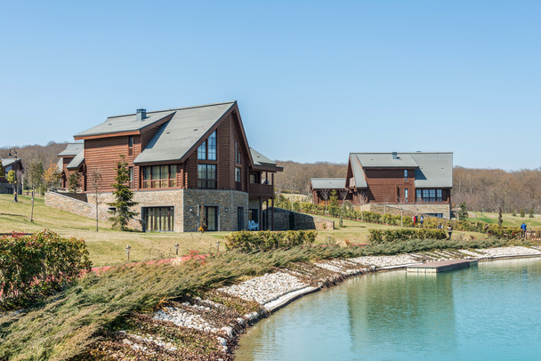 Casas modernas cerca del agua en día brillante
 - Foto, imagen