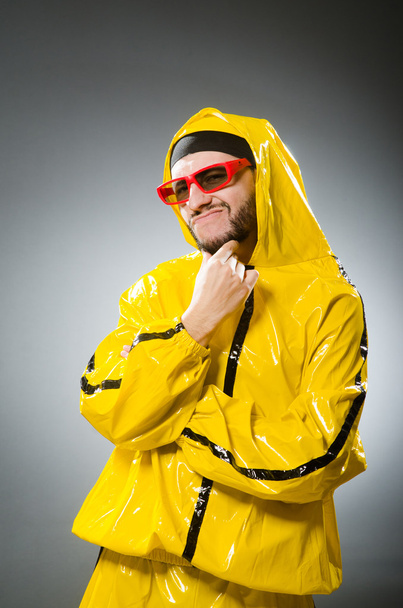 Komik adam giyen sarı takım elbise - Fotoğraf, Görsel