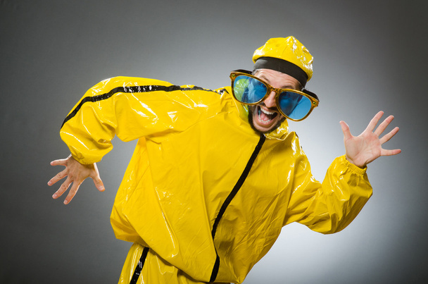 Człowiek nosi żółty komplet zabawny koncept - Zdjęcie, obraz