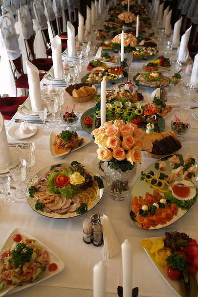 Long spread served festively decorated table - Zdjęcie, obraz