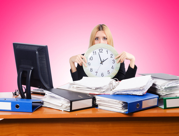 Mujer bajo estrés por demasiado trabajo
 - Foto, imagen