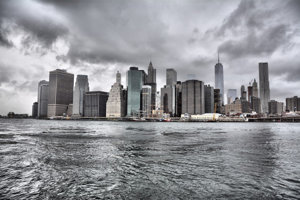 Manhattan Downtown no céu dramático
 - Foto, Imagem
