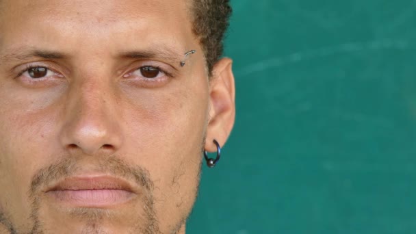 62 Hispanic mensen portret jongeman triest gezicht expressie - Video