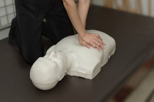 Ensiapukouluttaja näyttää elvytystekniikkaa CPR-tekniikka
  - Valokuva, kuva