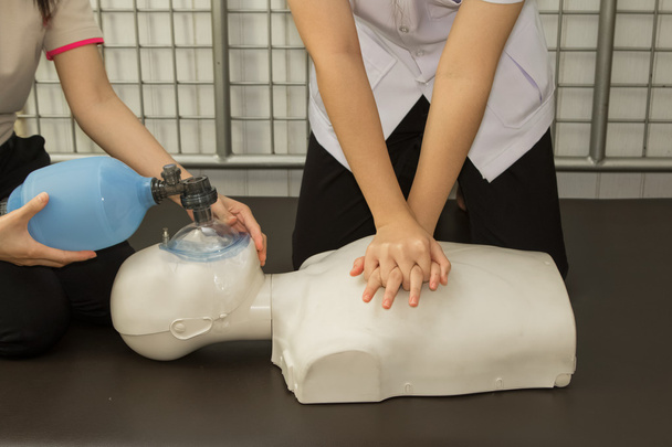 Istruttore di primo soccorso che mostra la tecnica di rianimazione CPR
  - Foto, immagini