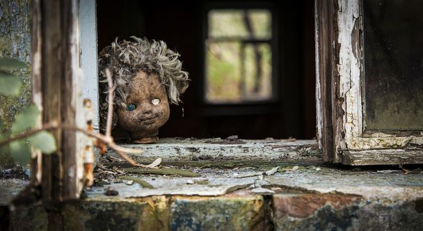 Τσερνομπίλ - κούκλα κοιτάζει έξω από ένα παράθυρο - Φωτογραφία, εικόνα