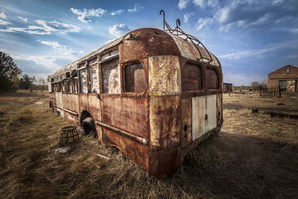 Τσερνομπίλ - εγκαταλελειμμένο λεωφορείο σε ένα πεδίο - Φωτογραφία, εικόνα