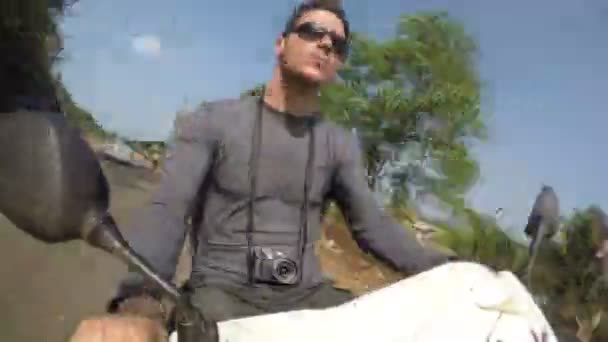 Mann auf Motorrad unterwegs - Filmmaterial, Video
