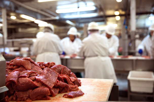 Pilha de carne crua exposta e descoberta em instalações de embalagem de carne
 - Foto, Imagem