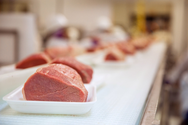 Крупним планом сире м'ясо червона свинина неварена обробка
 - Фото, зображення