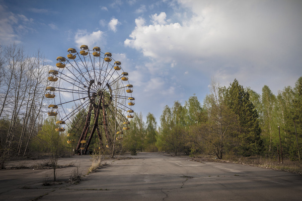 Колесо обозрения в парке развлечений в Припяти
 - Фото, изображение