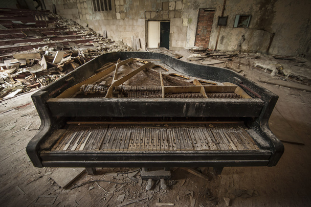 Tschernobyl - Nahaufnahme eines alten Klaviers im Zuschauerraum - Foto, Bild