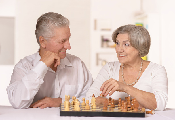 Senior couple playing chess - Fotoğraf, Görsel