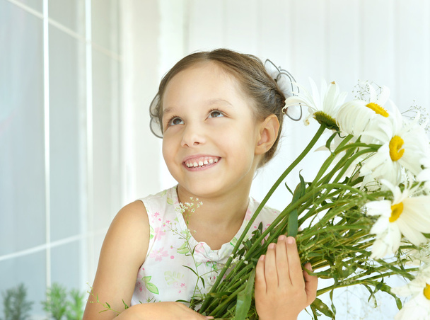 little girl with dasies flowers - Foto, afbeelding