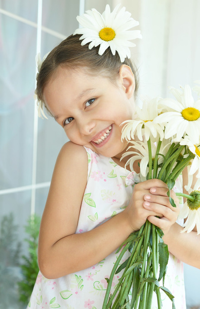 little girl with dasies flowers - Valokuva, kuva