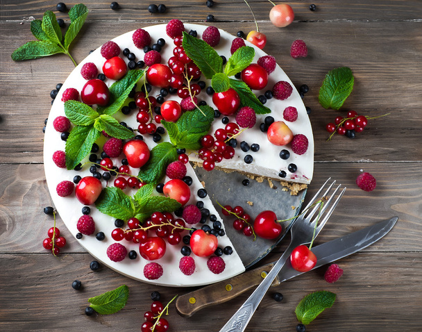Cheesecake with berries and mint - Foto, Imagen