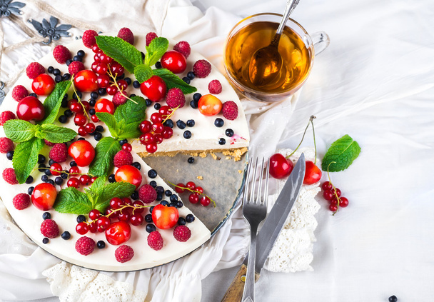 Cheesecake with berries and mint - Fotoğraf, Görsel