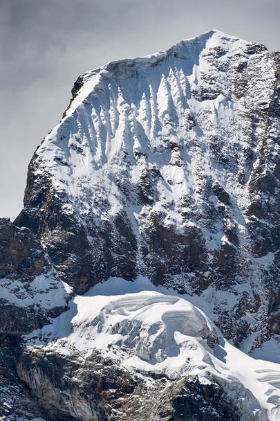 Vista pitoresca de picos de montanha nevados
 - Foto, Imagem