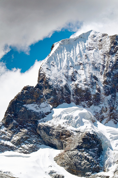 Живописный вид снежных горных вершин
 - Фото, изображение