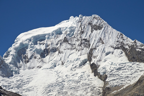 malerischer Blick auf verschneite Berggipfel - Foto, Bild