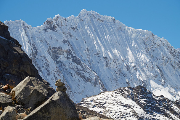 Vue pittoresque sur les sommets enneigés des montagnes
 - Photo, image