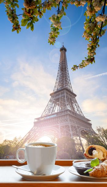 パリ、フランスのエッフェル塔にクロワッサンとコーヒー - 写真・画像