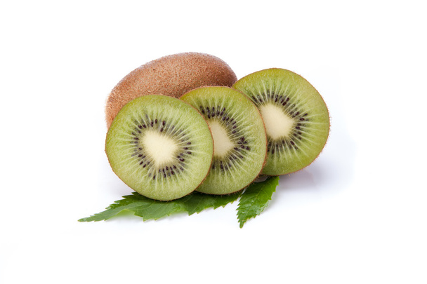 Fruto kiwi aislado sobre fondo blanco, macro
 - Foto, imagen