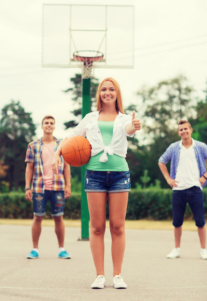 group of smiling teenagers playing basketball - Foto, immagini