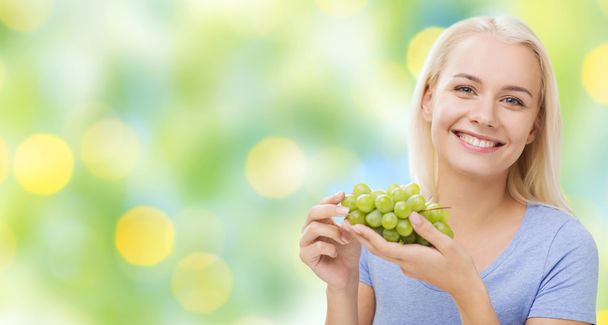 happy woman eating grapes - Φωτογραφία, εικόνα