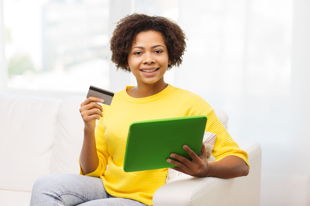 happy african woman with tablet pc and credit card - Foto, afbeelding