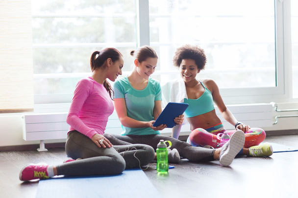 group of happy women with tablet pc in gym - Zdjęcie, obraz