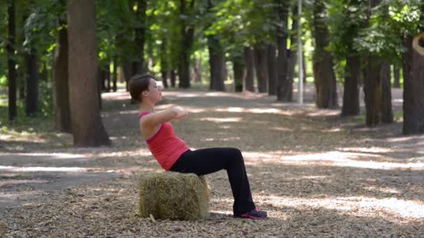 公園でトレーニング。伸展運動 - 映像、動画