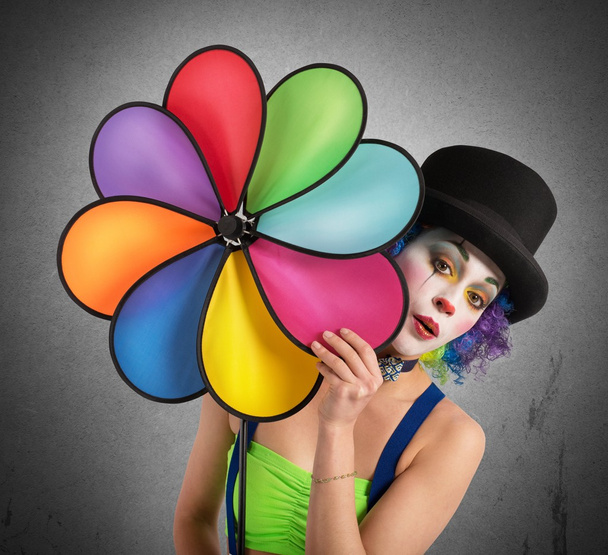 жінка клоун з іграшкою спіралі
 - Фото, зображення
