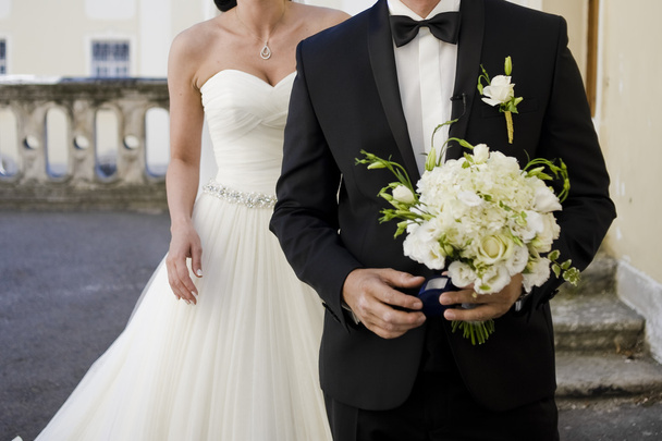 Sposo o fila di damigelle con mazzi di fiori alla grande cerimonia nuziale
. - Foto, immagini