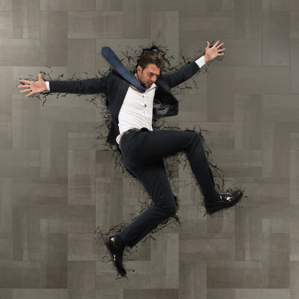 hombre de negocios cae desde arriba
 - Foto, imagen