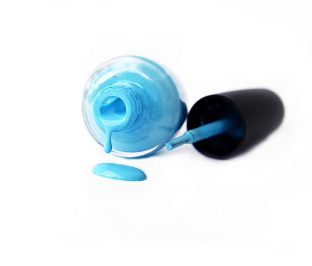 sininen kynsilakka pullo roiskeet eristetty valkoisella taustalla
 - Valokuva, kuva
