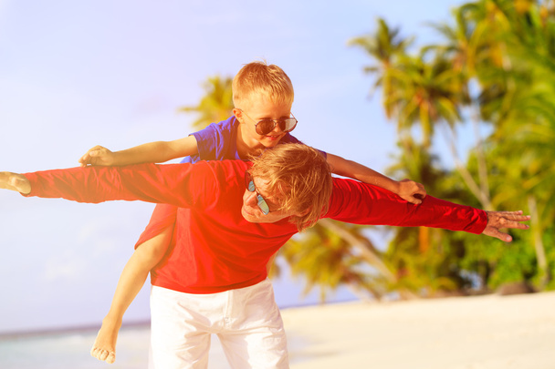 Vater und Sohn spielen am Sommerstrand - Foto, Bild
