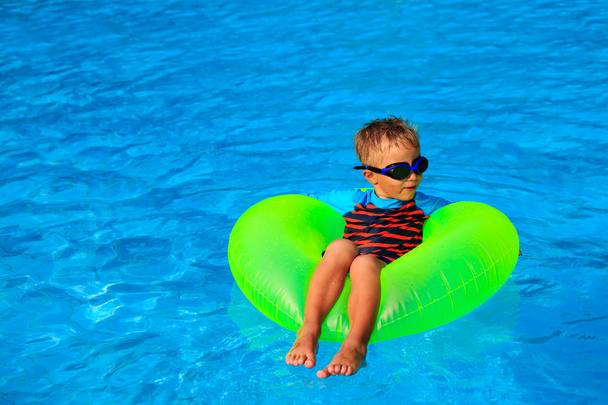 kleine jongen plezier in het zwembad - Foto, afbeelding