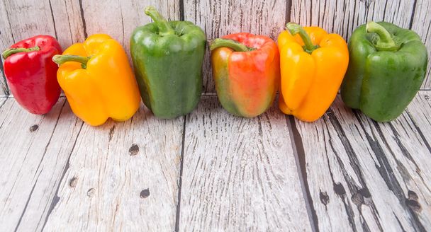 Fresh Colorful Bell Peppers - Foto, afbeelding