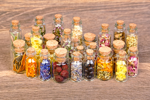 Μπουκάλια με βότανα που χρησιμοποιούνται στην παραδοσιακή ιατρική μη-. - Φωτογραφία, εικόνα