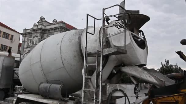 Cement mixer truck. - Materiał filmowy, wideo