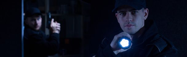 Police officer Holding a flashlight - Φωτογραφία, εικόνα